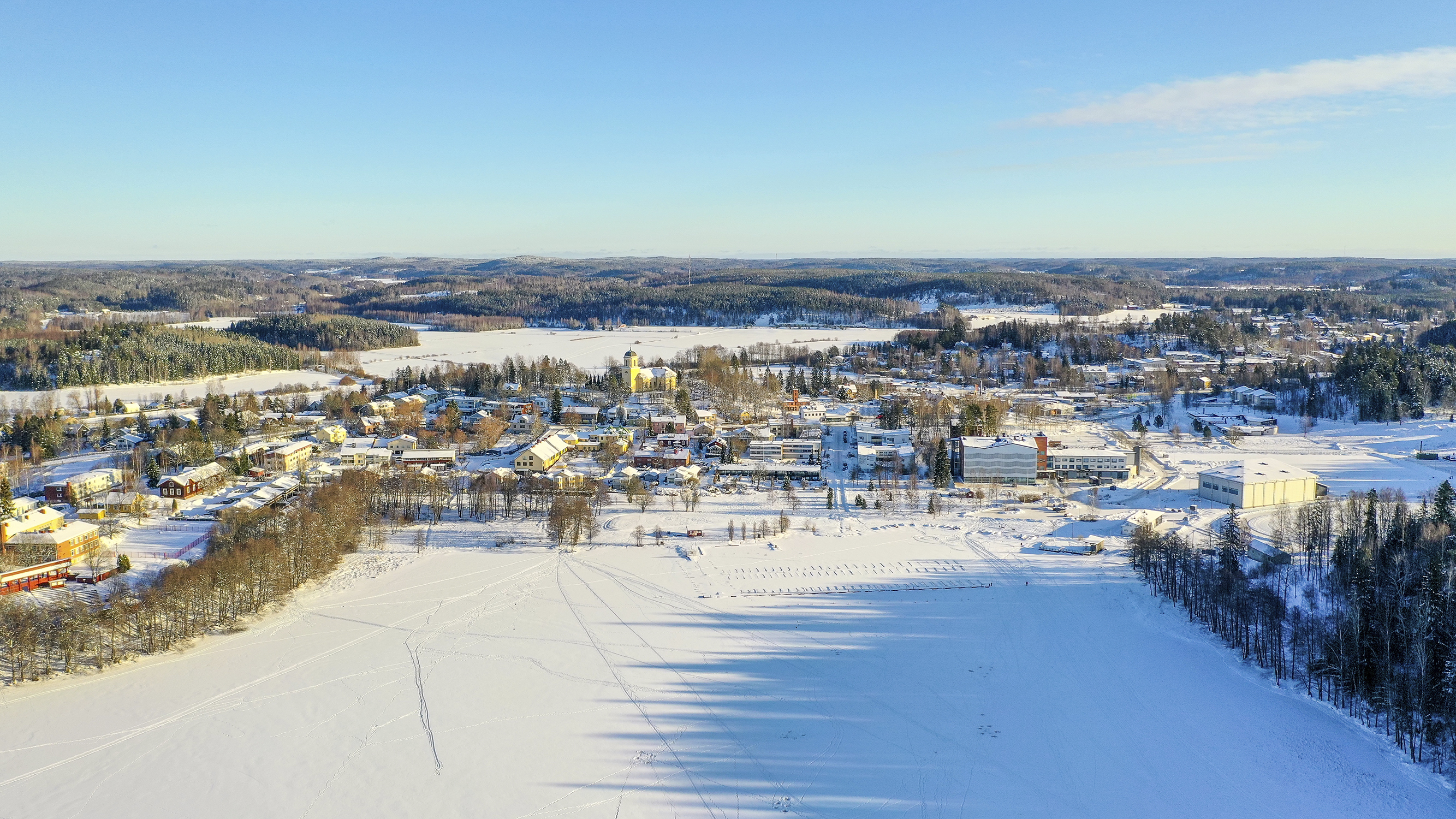 Vihdin kirkonkylä dronesta kuvattuna. Kuva: Joenrinne Films