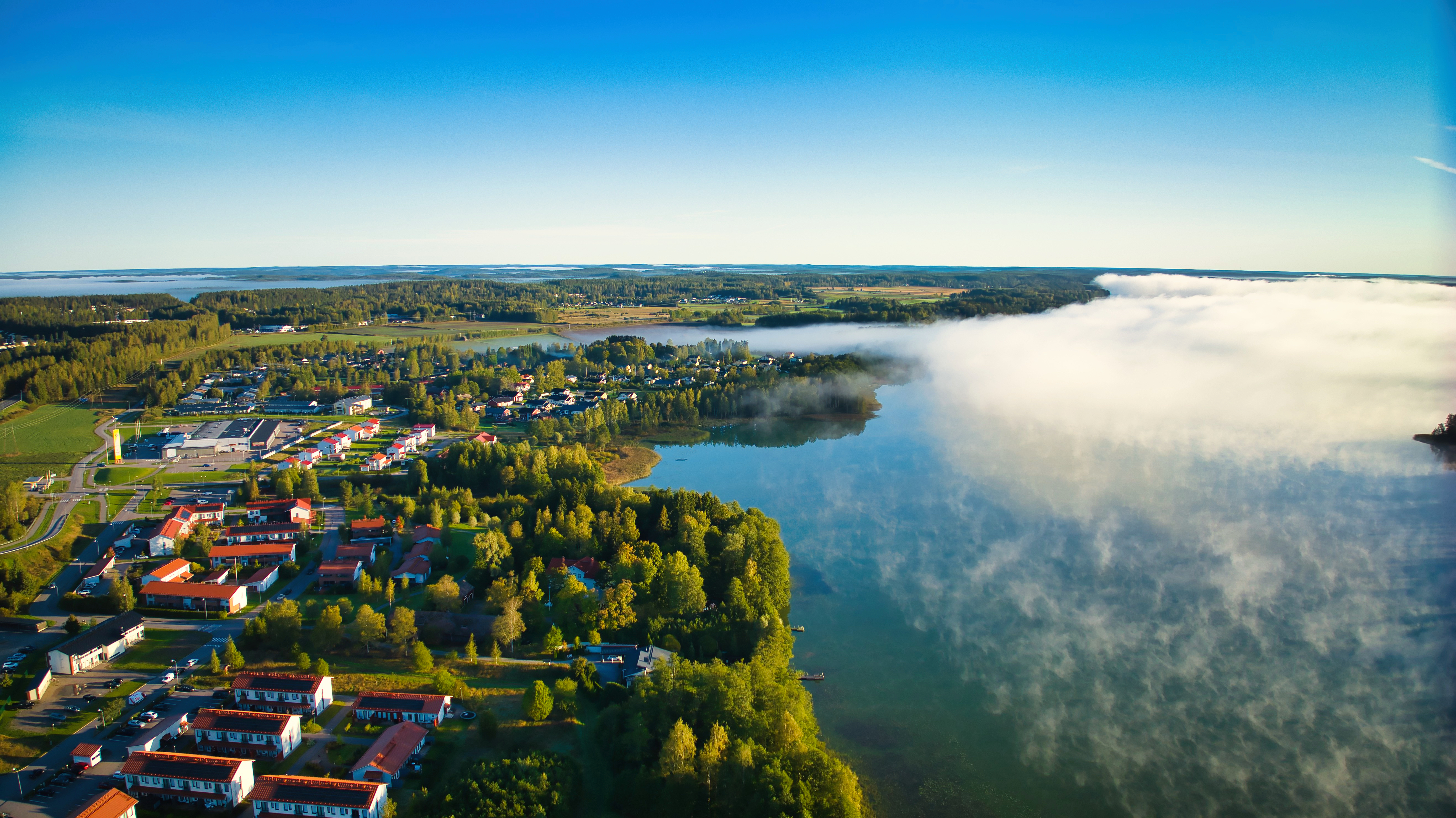 Joenrinne Films -elokuvatuotannon kuvaukset ulkona, taustalla vehreä jokimaisema Vihdissä