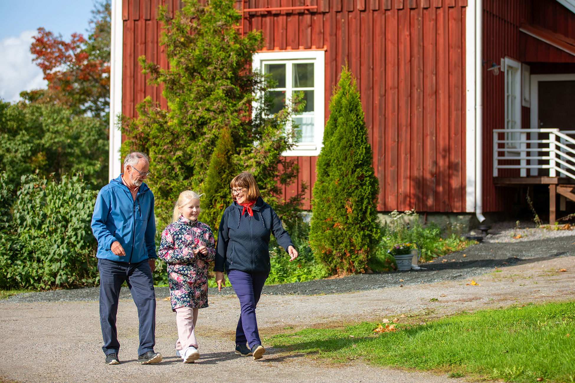 Isovanhemmat ja lapsenlapsi kävelyllä